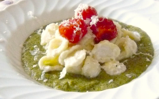 Orecchiette con salsa di broccoli, ricotta e pomodoro confit Orecchiette con salsa di broccoli, ricotta e pomodoro confit