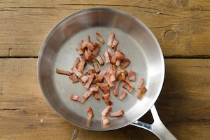 Preparazione Piselli con pancetta in padella - Fase 1