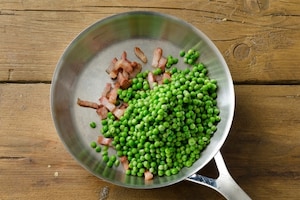 Preparazione Piselli con pancetta in padella - Fase 1