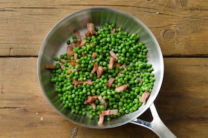 Preparazione Piselli con pancetta in padella - Fase 2