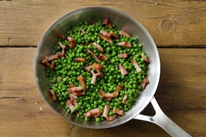 Preparazione Piselli con pancetta in padella - Fase 2
