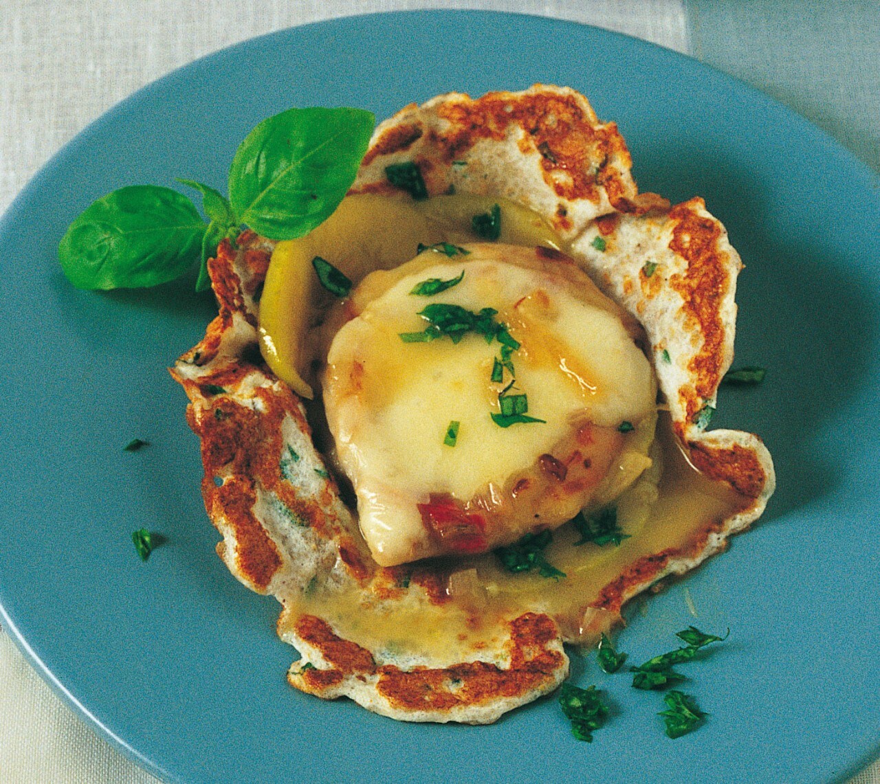 Scaloppa di filetto  di coniglio con cialda alla provola e mele ricetta