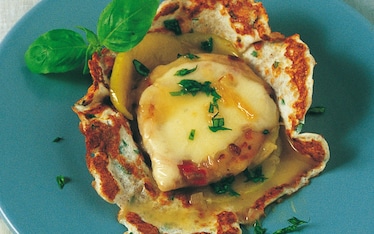 Scaloppa di filetto  di coniglio con cialda alla provola e mele