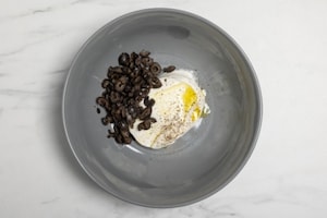 Preparazione Avocado con formaggio - Fase 1