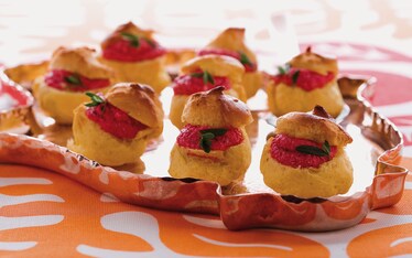 Bignè alla crema rossa di barbabietole e trota