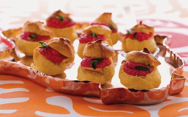 Bignè alla crema rossa di barbabietole e trota