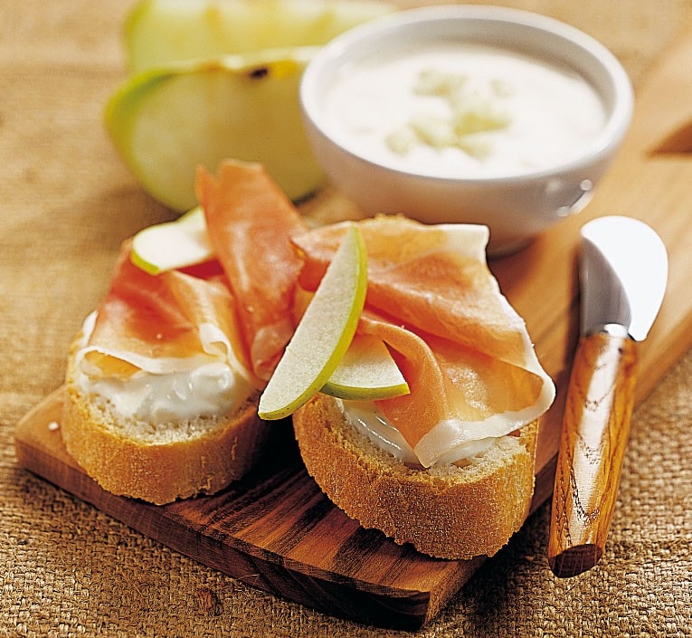 Crostini con speck e crema di mele ricetta