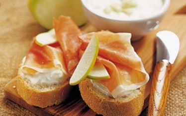 Crostini con speck e crema di mele