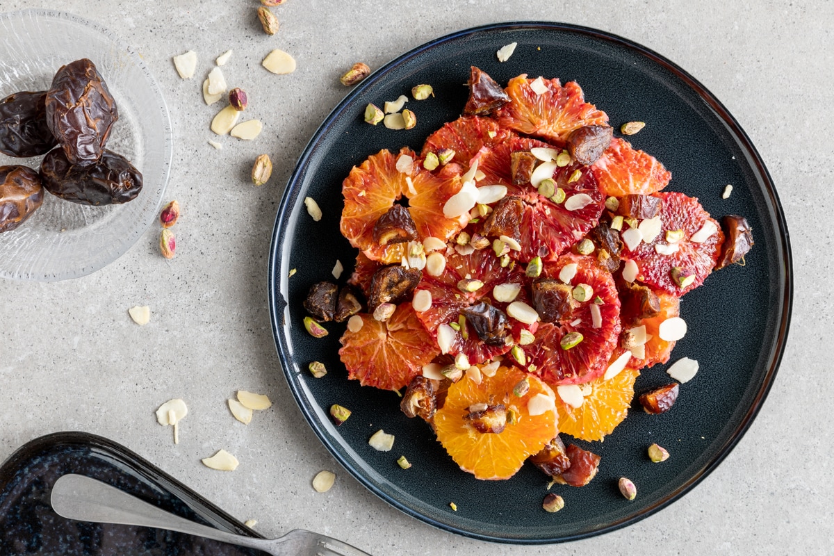 Insalata veloce con arance, datteri e pistacchi ricetta