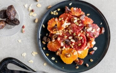 Insalata veloce con arance, datteri e pistacchi