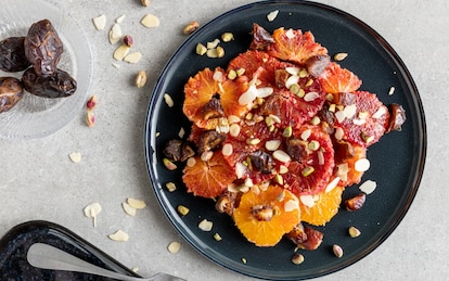 Insalata veloce con arance, datteri e pistacchi