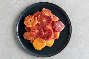 Preparazione Insalata veloce con arance, datteri e pistacchi - Fase 1