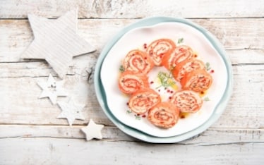 Rotolo di salmone, peperoni e robiola