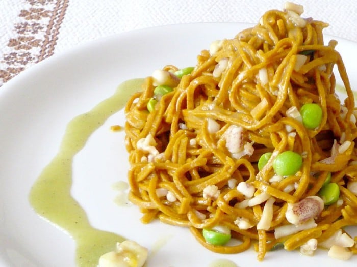 Tagliolini al curry dolce con ragù di calamaro e piselli freschi ricetta