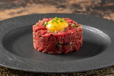 Tartare di manzo con l'uovo