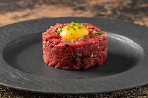 Preparazione Tartare di manzo con l'uovo - Fase 3
