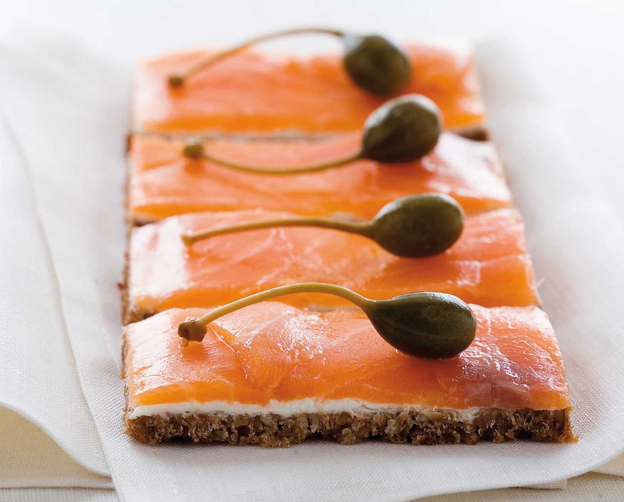 Tartine di salmone affumicato e petit suisse su pane nero ricetta