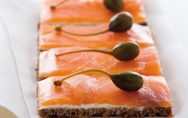 Tartine di salmone affumicato e petit suisse su pane nero