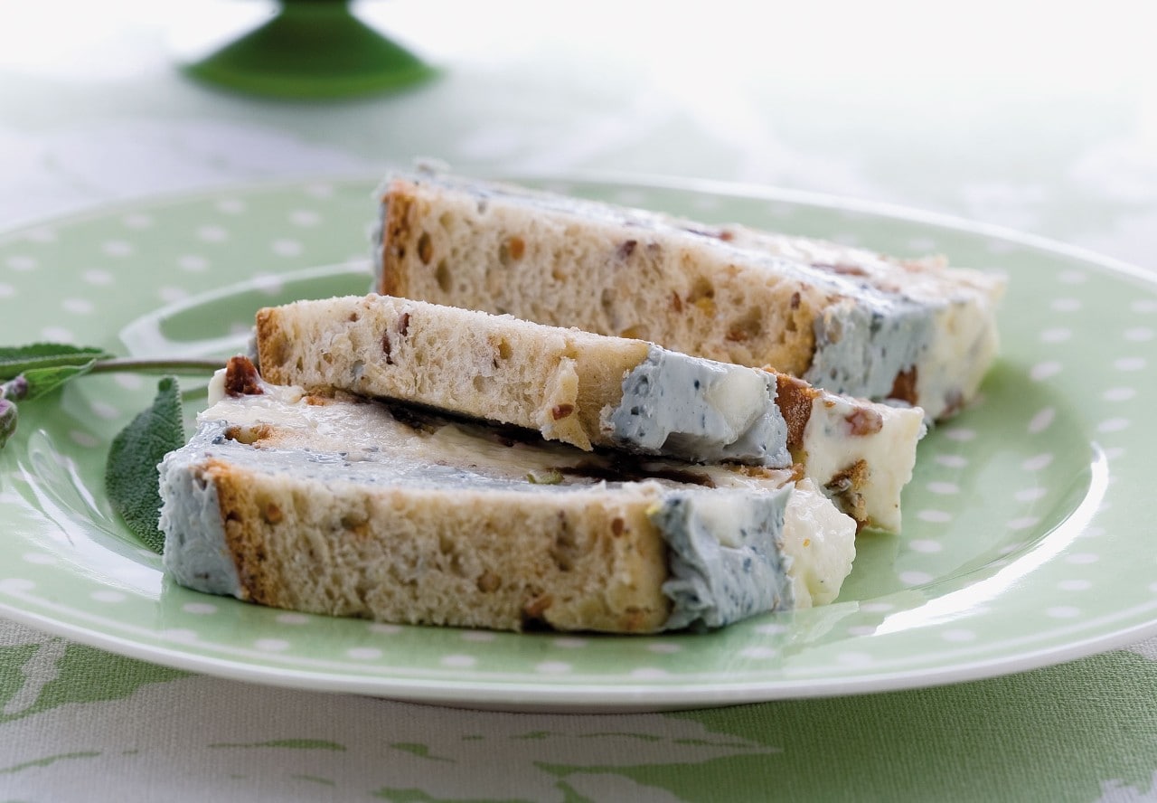 Terrina ai due formaggi con pane ai cereali ricetta