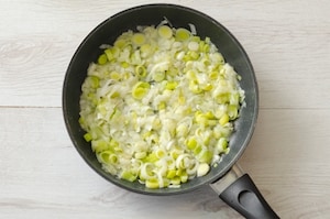 Preparazione Torta con porri e brie - Fase 1