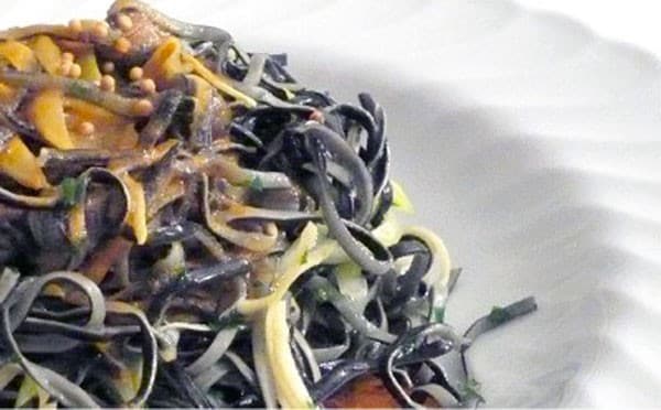 Tagliolini bianchi e neri con bisque di gamberi, porri, capperi e semi di senape ricetta