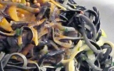 Tagliolini bianchi e neri con bisque di gamberi, porri, capperi e semi di senape