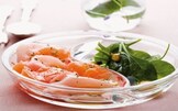 Carpaccio di spada e salmone con spinaci novelli
