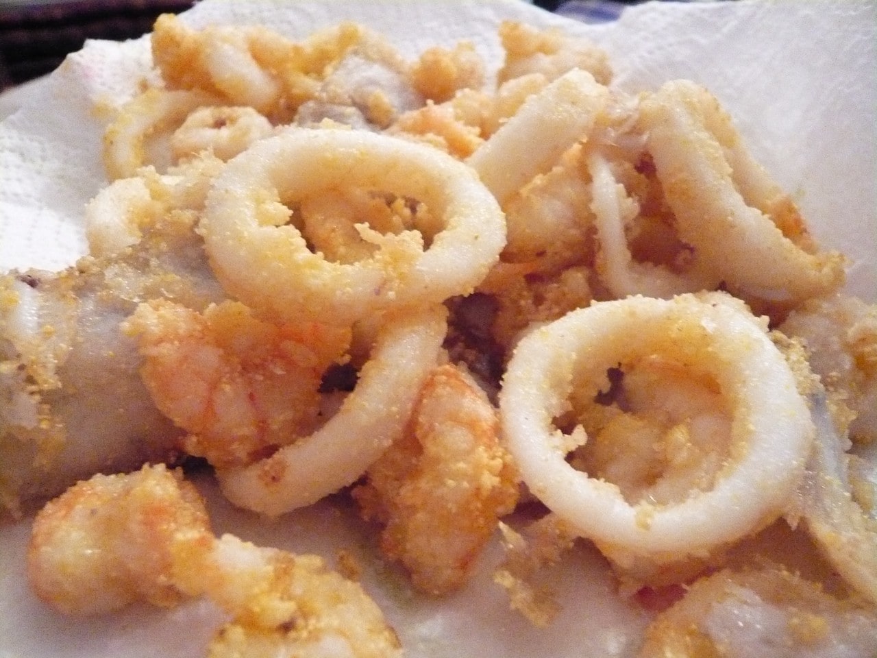 Fritto di Calamari e Gamberi in Crosta di Mais ricetta
