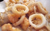 Fritto di Calamari e Gamberi in Crosta di Mais