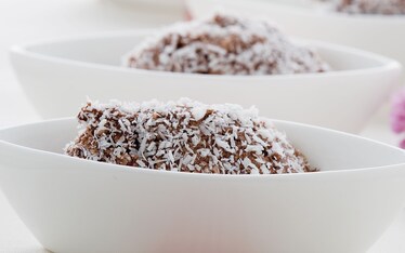 Quenelle di cocco e ricotta al cacao amaro