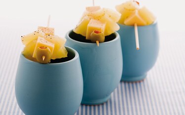 Spiedini di ananas, fontina e olive farcite