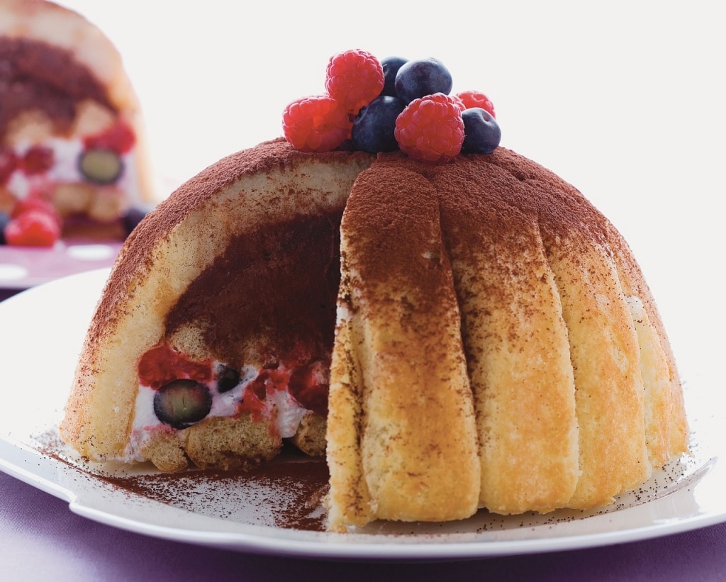 Ricetta Zuccotto alla panna e frutti di bosco - Cucchiaio ...