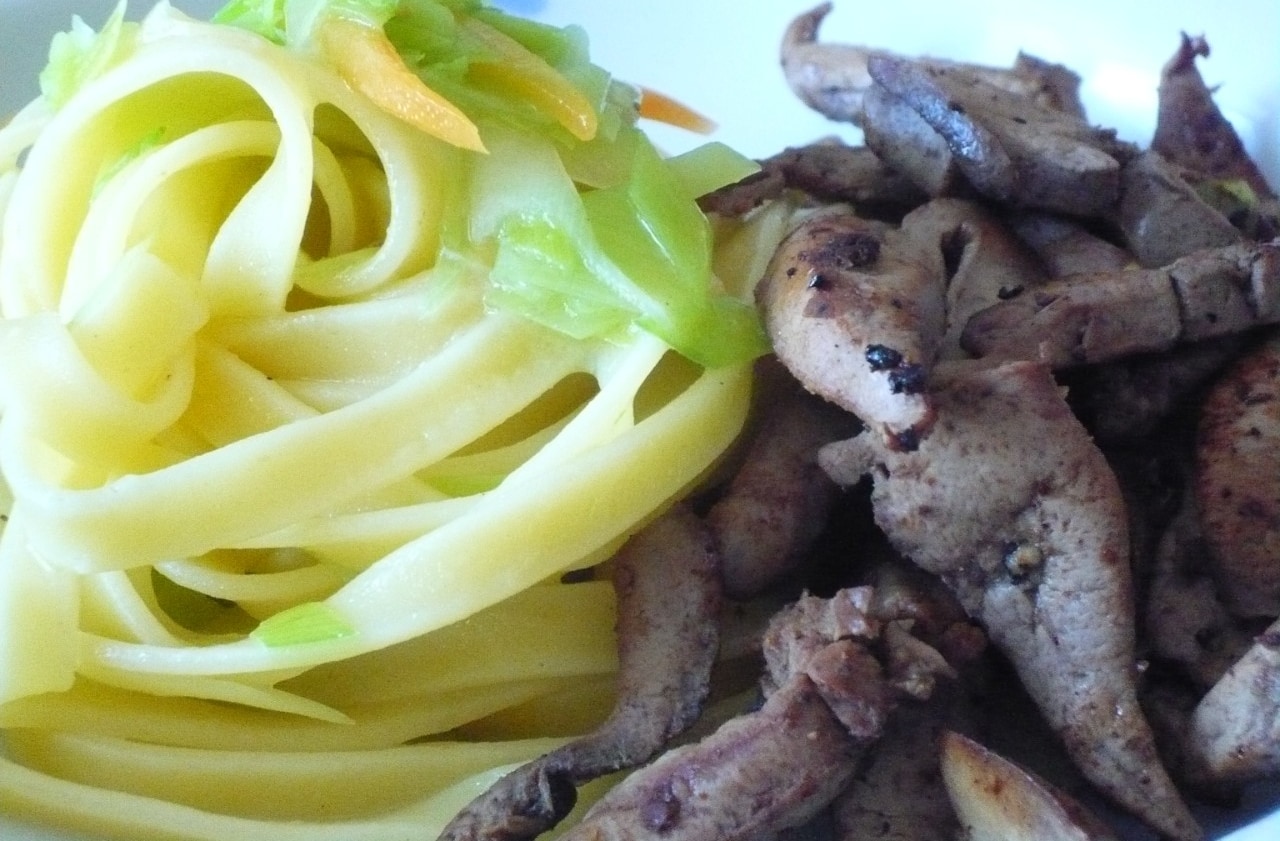 Tagliatelle all'uovo con fegati di coniglio flambè e verdure saltate ricetta