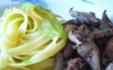 Tagliatelle all'uovo con fegati di coniglio flambè e verdure saltate