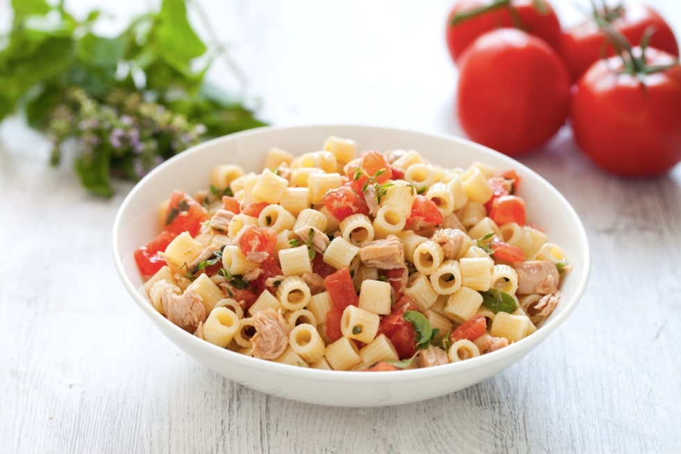 Ditalini al tonno, pomodoro e erbe aromatiche ricetta