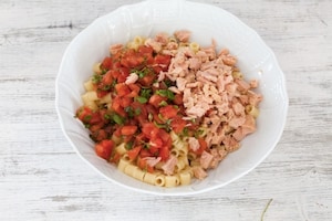 Preparazione Ditalini al tonno, pomodoro e erbe aromatiche - Fase 3