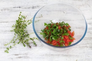 Preparazione Ditalini al tonno, pomodoro e erbe aromatiche - Fase 2