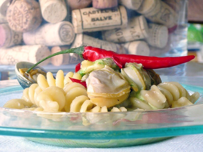 Fusilli con soupe à l'oignon, crudo di sarde, acqua di prezzemolo, peperoncino e conchiglie ricetta