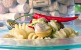 Fusilli con soupe à l'oignon, crudo di sarde, acqua di prezzemolo, peperoncino e conchiglie