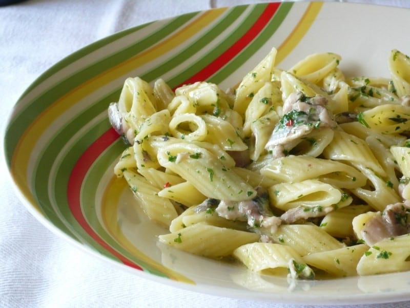 Penne con sarde all'impronta e pesto piccante di prezzemolo ricetta