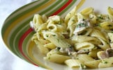 Penne con sarde all'impronta e pesto piccante di prezzemolo