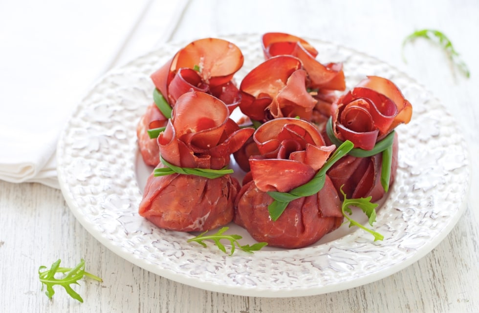 Fagottini di bresaola con ricotta, rucola e noci pecan ricetta