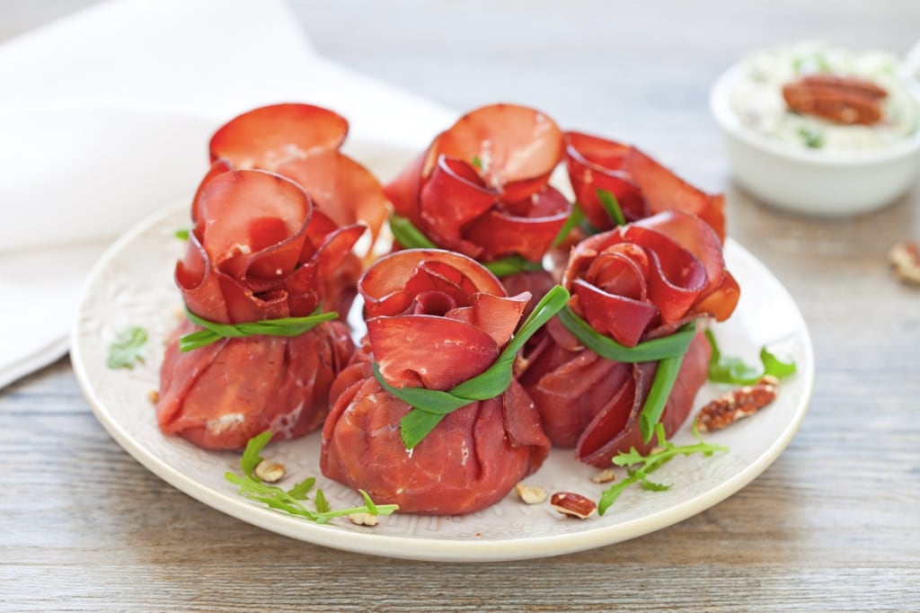 Fagottini di bresaola con ricotta, rucola e noci pecan