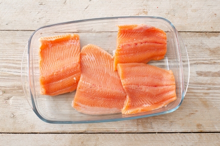 Preparazione Filetti di trota salmonata al limone e gin - Fase 1 Preparazione Filetti di trota salmonata al limone e gin - Fase 1