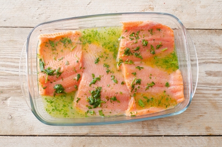 Preparazione Filetti di trota salmonata al limone e gin - Fase 1 Preparazione Filetti di trota salmonata al limone e gin - Fase 1