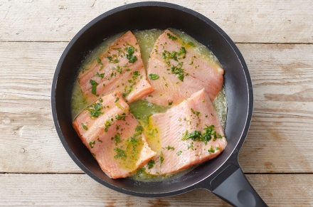 Preparazione Filetti di trota salmonata al limone e gin - Fase 2 Preparazione Filetti di trota salmonata al limone e gin - Fase 2
