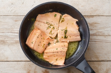 Preparazione Filetti di trota salmonata al limone e gin - Fase 2 Preparazione Filetti di trota salmonata al limone e gin - Fase 2
