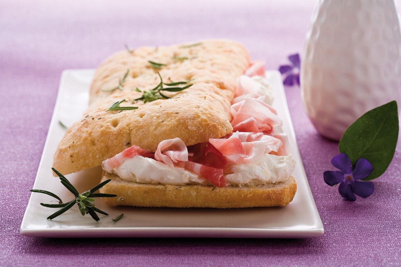 Focaccia al rosmarino con pancetta affumicata ricetta