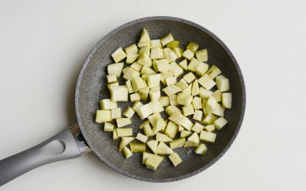 Preparazione Fusilli con caponata di melanzane - Fase 1 Preparazione Fusilli con caponata di melanzane - Fase 1