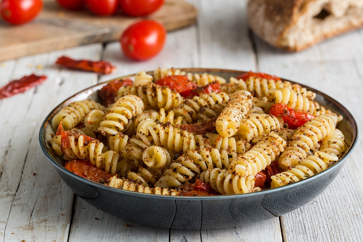 Fusilli ai pomodorini, capperi e briciole croccanti ricetta